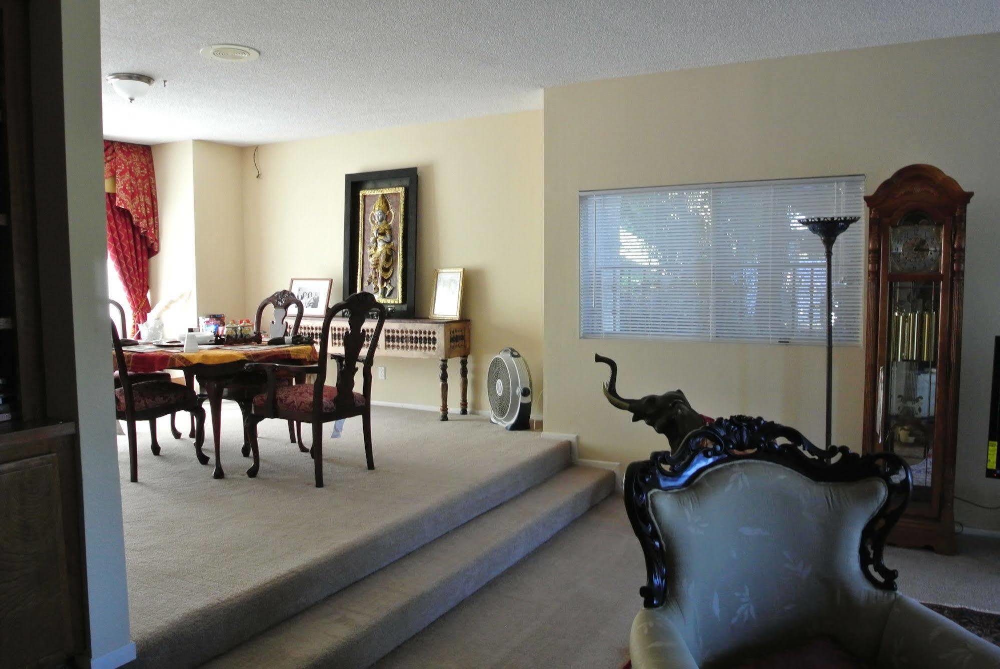 In Hollywood Hills Bed and breakfast